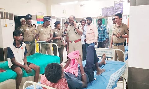 திருப்பத்தூர் அரசு மருத்துவமனையில் படுகாயம் அடைந்தவர்களிடம் கொலை குறித்து போலீசார் விசாரணை நடத்தினர்.