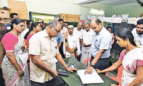 விண்ணப்பங்கள் பதிவு செய்யும் முகாம் நடைபெறுவதை கலெக்டர் தீபக்ஜேக்கப் பார்வையிட்டு ஆய்வு செய்தார்.