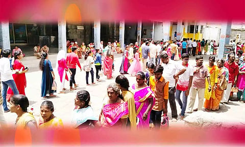 பக்தர்கள் நீண்ட வரிசையில் நின்று வழிப்பட்ட காட்சி.