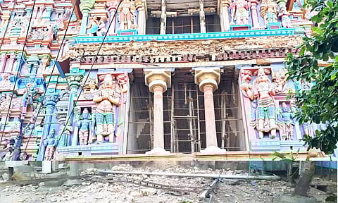 ஸ்ரீரங்கம் ரெங்கநாதர் கோவில் கோபுரத்தின் கொடுங்கை இடிந்து விழுந்ததால் பரபரப்பு- பக்தர்கள் கடும் அதிர்ச்சி