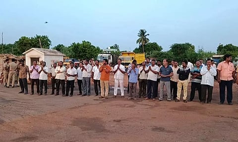 11-வது நாளாக போராட்டம் நீடிப்பு: என்.எல்.சி. 2-வது சுரங்கத்தை ஒப்பந்த தொழிலாளர்கள் முற்றுகை