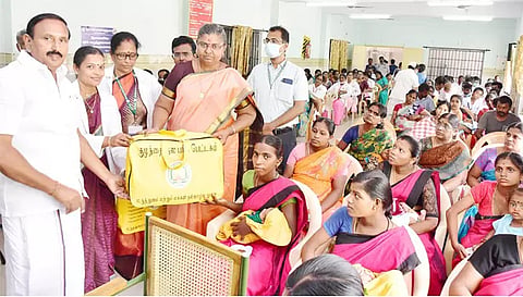 விழாவில் கலெக்டர் டாக்டர். உமா தாய்ப்பால் தானம் வழங்கியவர்கள், பிரசவித்த தாய்மார்களுக்கு குழந்தை நல பெட்டகம் வழங்கினார். அருகில் ராமலிங்கம் எம்.எல்.ஏ. உள்ளார்.