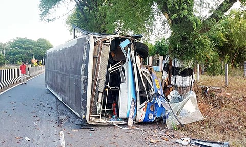 மரத்தில் மோதி சாலையில் கவிழ்ந்து கிடந்த பஸ்சை படத்தில் காணலாம்.