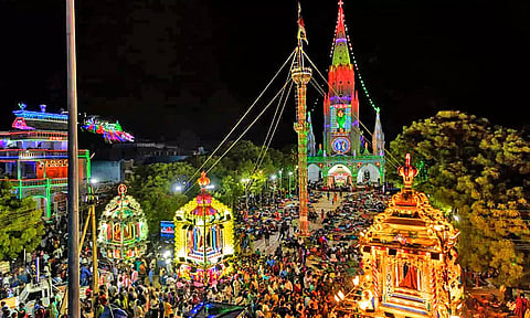 பரிசுத்த அதிசய பனிமாதா பேராலய அலங்கார தேர் பவனி நடைபெற்ற போது எடுத்தபடம்.