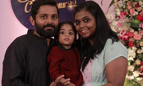 மகளுடன் பீனா பிரீத்தி-பிரலோப் தம்பதி