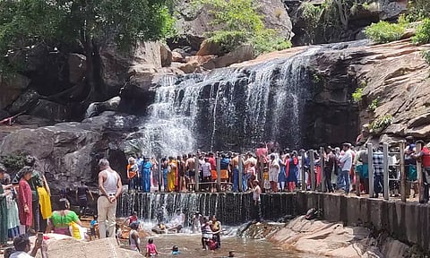 பஞ்சலிங்க அருவியில் குளித்து மகிழும் சுற்றுலா பயணிகள்.