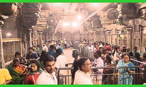 சாமி தரிசனம் செய்வதற்காக கோவில் பிரகாரத்தில் நீண்ட வரிசையில் காத்திருந்த பக்தர்கள்.
