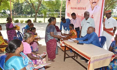 கலைஞர் மகளிர் உரிமைத் திட்டத்தின் 2ம் கட்ட விண்ணப்ப பதிவு முகாமின் மாவட்ட கலெக்டர் பழனி ஆய்வு செய்த போது எடுத்த படம்.