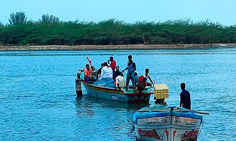 படகில் பாதுகாப்பு இல்லாமல் பயணிகள் பாதுகாப்பு இல்லாமல் பயணிப்பதை படத்தில் காணலாம்.