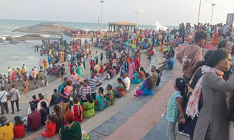 கன்னியாகுமரியில் சுற்றுலா பயணிகள் கூட்டம் அலைமோதியது