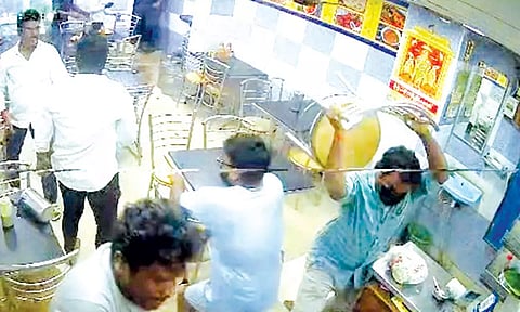 வண்ணாரப்பேட்டையில் சாப்பாடுக்கு பணம் கேட்டதால் ஓட்டலை சூறையாடிய கும்பல்