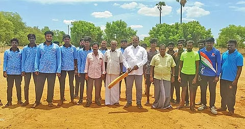 கிரிக்கெட் போட்டியினை ஆழ்வை கிழக்கு ஒன்றிய அ.தி.மு.க. செயலாளர் விஜயகுமார் தொடங்கி வைத்த காட்சி.