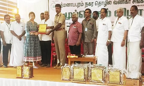 நகர தொழில் வணிகர் சங்கம் சார்பில் பொதுத்தேர்வில் சாதனை படைத்த மாணவ-மாணவிகளுக்கு பரிசுகள்