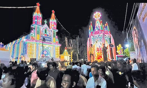 பெரிய தேர்பவனி நடந்தது.