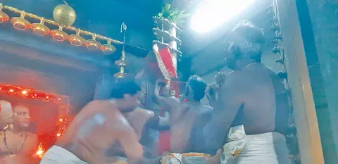 ஆடி அமாவாசை திருவிழாவையொட்டி இன்று காலை கொடிமரத்தில் கொடியேற்றப்பட்ட காட்சி. 