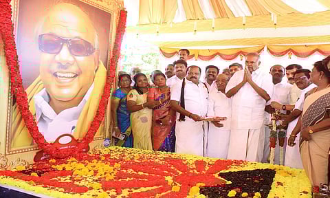 மத்திய மாவட்ட தி.மு.க. அலுவலகத்தில் உள்ள மாதிரி கலைஞர் நினைவாலயத்தில் சபாநாயகர் அப்பாவு மரியாதை செலுத்திய காட்சி. 