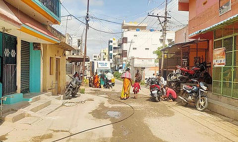 சூளகிரி கோட்டை தெருவில் குரங்குகளால் அறுந்து விழுந்து கிடக்கும் கேபில் ஒயர்களை படத்தில் காணலாம்.