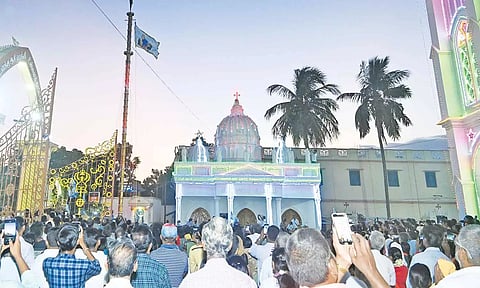 பேராலய கொடியேற்றம் நடந்தது.