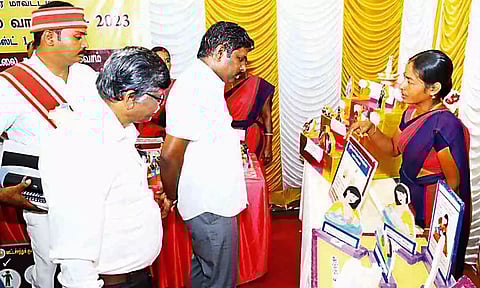 கண்காட்சி அரங்குகளை பார்வையிட்ட காட்சி.