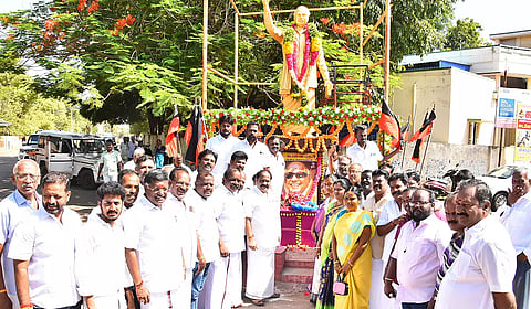 கருணாநிதி படத்திற்கு நகர்மன்ற தலைவர் துரைஆனந்த் மற்றும் தி.மு.க.வினர் மாலை அணிவித்து மரியாதை செலுத்தினர்.