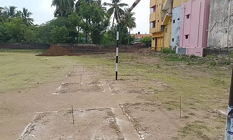 திட்டக்குடி அரசு பள்ளி மைதானத்தில் புதிய கட்டிடம் கட்ட பள்ளம் தோண்டப்பட்டுள்ளதை படத்தில் காணலாம்.