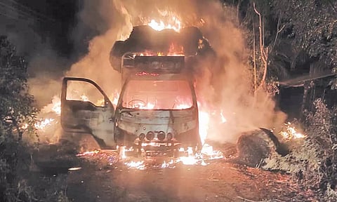 தீப்பிடித்து எரியும் லாரி.