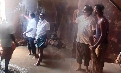குடிநீர் தேக்க தொட்டிக்குள் இறங்கி சுத்தம் செய்த பேரூராட்சி தலைவர்- பகுதி மக்கள் பாராட்டு