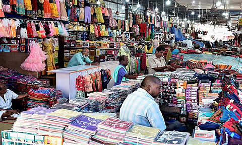 ஈரோடு ஜவுளி சந்தை வெறிச்சோடியது