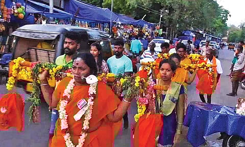 பழனி முருகன் கோவிலில் அலகு குத்தி வந்த பக்தர்கள்- 2 மணி நேரம் காத்திருந்து சாமி தரிசனம்
