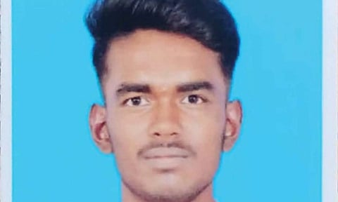 கயத்தாறு அருகே விபத்து- நின்ற லாரி மீது மோட்டார் சைக்கிள் மோதி வாலிபர் பலி