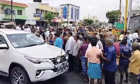 டாஸ்மாக் கடையை அகற்ற எதிர்ப்பு தெரிவித்த மதுபிரியர்களை விரட்டியடித்த பெண்கள்