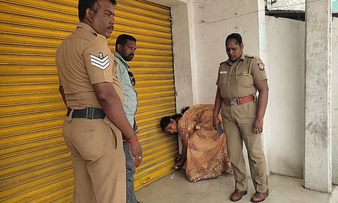 போலீசாரால் குட்கா பதுக்கி வைத்திருந்த கடைக்கு சீல் வைக்கப்பட்ட காட்சி.
