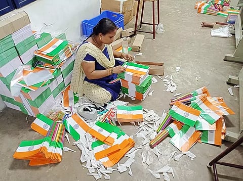 தேசிய கொடி தயாரிக்கும் பெண்
