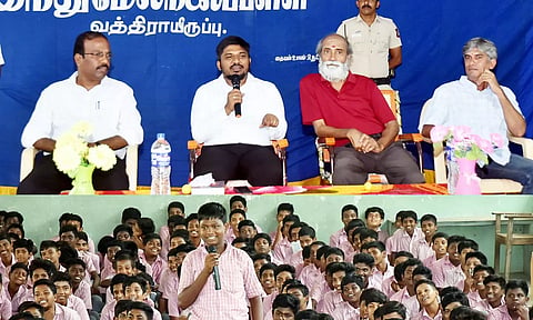 வத்திராயிருப்பு இந்து மேல்நிலைப்பள்ளியில் மாணவ, மாணவிகளுடன் கலெக்டர் ஜெயசீலன் கலைந்துரையாடினார்.