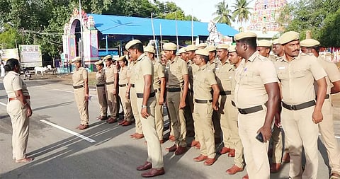 கிழவன் கண்மாய் பகுதியில் கண்காணிப்பில் ஈடுபட்டுள்ள போலீசார்.