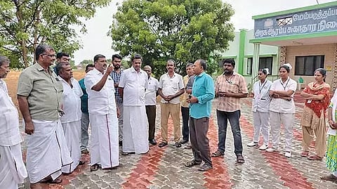அரசு ஆரம்ப சுகாதார நிலையத்தில் எம்.எல்.ஏ. ஆய்வு செய்த காட்சி.
