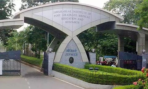 ஜிப்மர் மருத்துவ கல்லூரி சேர்க்கை: புதுச்சேரி மாணவர்களுக்கான இட ஒதுக்கீட்டில் வெளிமாநில மாணவர்கள் சேர்ந்ததாக புகார்