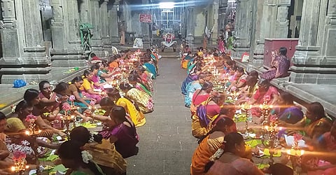 ஆடி கிருத்திகையை முன்னிட்டு திருச்செந்தூர் சுப்பிரமணிய சுவாமி கோவிலில் திருவிளக்கு பூஜை நடந்த போது எடுத்த படம்.