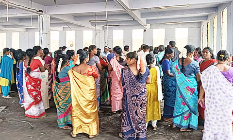 ஆம்பூர் தோல் தொழிற்சாலையில் தொழிலாளர்கள் போராட்டம்