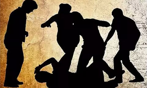 கோவிலில் திருடிய வாலிபரை கம்பத்தில் கட்டி வைத்து அடி, உதை