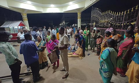 தனியார் கல்லூரியை முற்றுகையிட்ட மணிகண்டன் உறவினர்கள்.