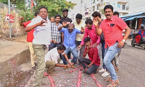 பட்டாசு வெடித்து கொண்டாடிய ரஜினி ரசிகர்கள்.