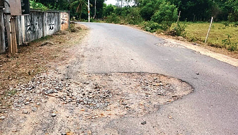 கொட்டவாடி கிராமத்தில் குண்டும், குழியுமாக பழுதடைந்து கிடக்கும் செல்லியம்மன் கோவில் தார்சாலை.