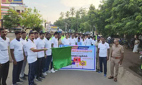 போலீசார் சார்பில் மாரத்தான் போட்டியை போலீஸ் சூப்பிரண்டு கலந்து ெகாண்டு தொடங்கி வைத்தார்.