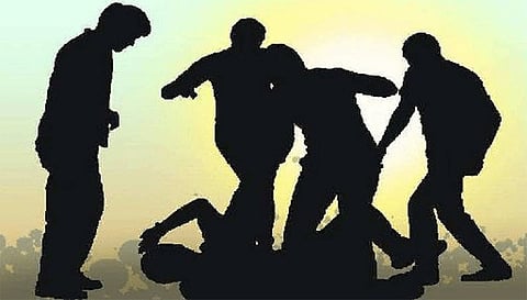 முன்னாள் காதலியை பின்தொடர்ந்த வாலிபருக்கு சரமாரி அடி-உதை