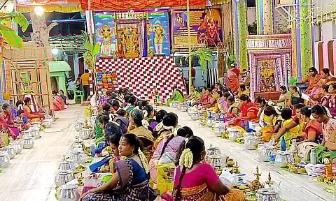 திருவிளக்கு பூஜை நடைபெற்றபோது எடுத் படம்.