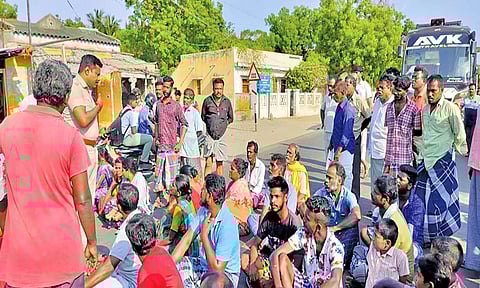 மறியல் போராட்டம் நடந்த போது எடுத்த படம்.