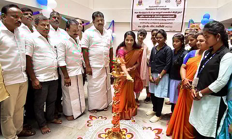 ஓசூரில் புதிதாக கட்டப்பட்டுள்ள அரசு பிற்படுத்தப்பட்டோர் நல கல்லூரி மாணவிகள் விடுதியில் கலெக்டர் சரயு குத்துவிளக்கேற்றிய போது எடுத்த படம். அருகில் ஒய்.பிரகாஷ் எம்.எல்.ஏ., மேயர் சத்யா, துணை மேயர் ஆனந்தய்யா, ஆணையாளர் சினேகா, உதவி கலெக்டர் சரண்யா ஆகியோர் உள்ளனர்.