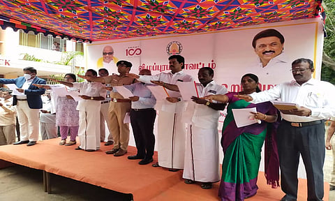 விழுப்புரம் அரசு கலைக் கல்லூரியில் போதை பழக்கத்திற்கு எதிரான உறுதிமொழியினை மாவட்ட கலெக்டர் பழனி, எம்.எல்.ஏ.,க்கள் புகழேந்தி, லட்சுமணன் மற்றும் அதிகாரிகள் ஏற்றுக் கொண்ட போது எடுத்தபடம்.
