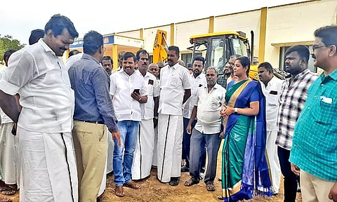 நிகழ்ச்சி நடைபெறும் இடத்தை தென்காசி தெற்கு மாவட்ட தி.மு.க. பொறுப்பாளர் ஜெயபாலன் ஆய்வு செய்தார். அருகில் ஆலங்குளம் யூனியன் சேர்மன் திவ்யா மணிகண்டன் மற்றும் பலர் உள்ளனர்.